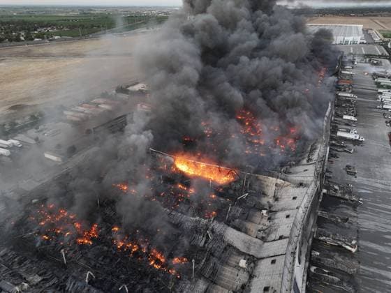 Massive fire destroys Medline Industries warehouse in Tracy of California TRACY, CALIFORNIA, UNITED STATES - JUNE 11: Black smoke pours into the sky from a massive commercial fire at the Medline Industries medical supply warehouse in Tracy, California, United States, on June 11, 2026. The South San Joaquin County Fire Authority reported that the million-square-foot distribution facility on Promontory Parkway was fully engulfed, prompting the evacuation of neighboring commercial structures and nearby fulfillment centers within the industrial park. Tayfun Coskun Anadolu California United States. Editorial use only. Please get in touch for any other usage.  Copyright: x2026xAnadoluxTayfunxCoskunx