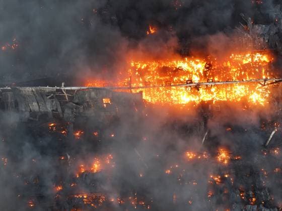 Massive fire destroys Medline Industries warehouse in Tracy of California TRACY, CALIFORNIA, UNITED STATES - JUNE 11: Black smoke pours into the sky from a massive commercial fire at the Medline Industries medical supply warehouse in Tracy, California, United States, on June 11, 2026. The South San Joaquin County Fire Authority reported that the million-square-foot distribution facility on Promontory Parkway was fully engulfed, prompting the evacuation of neighboring commercial structures and nearby fulfillment centers within the industrial park. Tayfun Coskun Anadolu California United States. Editorial use only. Please get in touch for any other usage.  Copyright: x2026xAnadoluxTayfunxCoskunx