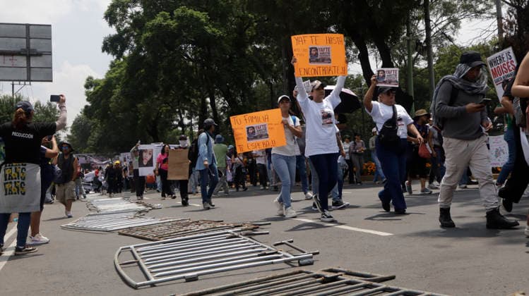June 11, 2026, Mexico City, Mexico City, mexico: Mothers searching for their missing children and the young people accompanying them managed to break through the police cordon at the Mexico City stadium. Mexico City mexico - ZUMAt178 20260611_zip_t178_022 Copyright: xNadiaxTecuapetlax