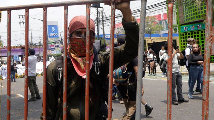 June 11, 2026, Mexico City, Mexico City, mexico: A protester removes barriers at a protest against the World Cup. Mexico City mexico - ZUMAt178 20260611_zip_t178_025 Copyright: xNadiaxTecuapetlax