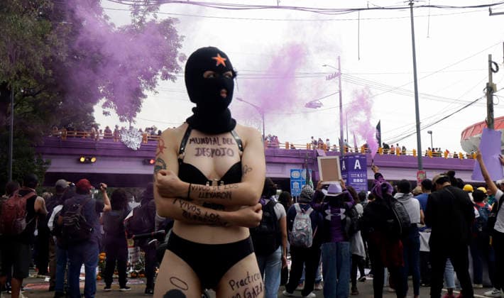 June 11, 2026, Mexico City, Mexico City, mexico: A woman shows solidarity with the protests that took place during the inauguration outside Mexico City Stadium. Mexico City mexico - ZUMAt178 20260611_zip_t178_028 Copyright: xNadiaxTecuapetlax