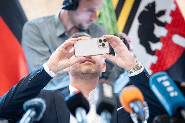 Ulrich Siegmund, Spitzenkandidat zur bevorstehenden Landtagswahl während der Kampagnenvorstellung im Ratswaage Hotel Magdeburg;Vorstellung Wahlkampagne der AfD zur Landtagswahl 2026 in Sachsen-Anhalt, Magdeburg Sachsen-Anhalt Deutschland Ratswaage Hotel *** Ulrich Siegmund, top candidate for the upcoming state election during the campaign presentation at the Ratswaage Hotel Magdeburg Presentation of the AfD election campaign for the 2026 state election in Saxony-Anhalt, Magdeburg Saxony-Anhalt Germany Ratswaage Hotel