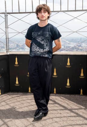 June 11, 2026, New York, Ny, Unoited States: Johnny Orlando Visits the Empire State Building ahead of new album, Songs for Young Lovers . Held at Empire State Building in New York. Zuma Press June 11, 2026. New York Unoited States  - ZUMAp281 20260611_zea_p281_010 Copyright: xPhotoxImagexPressx