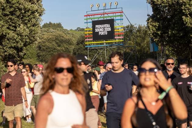 Primavera Sound Porto kicks off at city park - 11 Jun 2026 Festival?goers walk through the entrance area of Primavera Sound Porto 2026 at Parque da Cidade on the first day of the festival. Porto Portugal Copyright: xDiogoxBaptistax xSOPAxImagesx DB_PS261DAY_0040