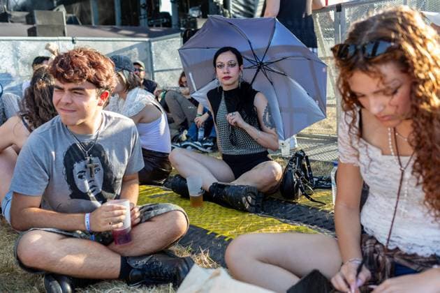 Primavera Sound Porto kicks off at city park - 11 Jun 2026 Festival?goers sit on the grounds during the Primavera Sound Porto 2026 at Parque da Cidade on the first day of the festival. Porto Portugal Copyright: xDiogoxBaptistax xSOPAxImagesx DB_PS261DAY_0041