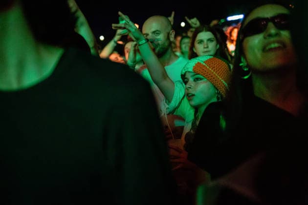 June 12, 2026, Porto, Portugal: A festival?goer wearing a mask in the Irish colours, similar to the one used by the artist, stands in the crowd during a concert at Primavera Sound Porto 2026 at Parque da Cidade. Porto Portugal  - ZUMAs197 20260612_aaa_s197_012 Copyright: xDiogoxBaptistax