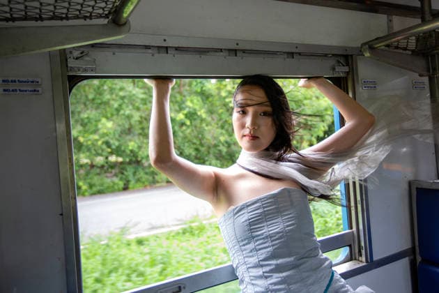 Chinese tourists take photographs aboard vintage Thai trains as a retro travel trend spreads on Xiaohongshu in Chiang Mai, Thailand - 11 Jun 2026 A female Chinese tourist is seen posing by the train window while traveling on a vintage Thai train, as retro travel becomes a trending activity on Xiaohongshu. Chiang Mai Thailand Copyright: xPongmanatxTasirix xSOPAxImagesx PTASIRI110626_6D0702
