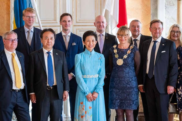 MALMÖ, SVERIGE 2026-06-11 Prinsessan Takamado av Japan flankerad av Japans ambassadör i Sverige Hideaki Mizukoshi och Kommunfullmäktiges ordförande i Malmö Carina Nilsson (S) vid gruppfotot med hedersgäster vid mingel och middag pa Radhuset i Malmö, Sverige 11 juni 2026. SVERIGE x50090x *** MALMÖ, SWEDEN 2026 06 11 Princess Takamado of Japan flanked by Japans Ambassador to Sweden Hideaki Mizukoshi and Chairman of Malmö City Council Carina Nilsson S at the group photo with guests of honor at the mingle and dinner at Radhuset in Malmö, Sweden June 11, 2026 SWEDEN x50090x  Copyright: xJohanxNilssonx xTTx PRINSESSAN TAKAMADO RADHUSET MALMÖ R-tIKCSWJuY