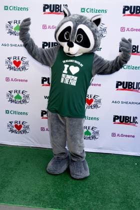 Romeo the Raccoon at arrivals for Opening Night of Free Shakespeare in the Park s ROMEO & JULIET, The Delacorte Theater in Central Park, New York, NY, June 11, 2026. Photo By: Ryan Billings Everett Collection Opening Night of Free Shakespeare in the Park s ROMEO & JULIET PUBLICATIONXNOTxINxCANxCHNxFRAxITAxJPNxNORxPOLxRUSxESPxUKxUSA