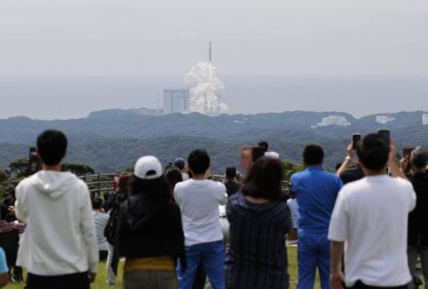 Japan launches H3 rocket People watch a Japanese H3 rocket lifting off from the Tanegashima Space Center in Kagoshima Prefecture, southwestern Japan, on June 12, 2026. It marked the first domestic rocket launch powered solely by liquid-fuel engines.  A14AA0005618506P