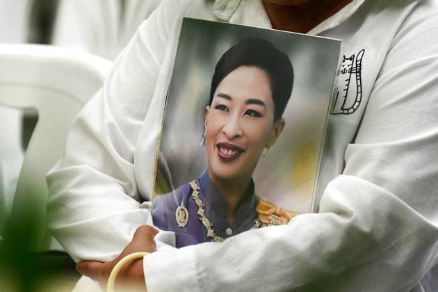 (260612) -- BANGKOK, June 12, 2026 -- A person holding a photo of Thai Princess Bajrakitiyabha mourns after the announcement of her death at King Chulalongkorn Memorial Hospital in Bangkok, Thailand, June 12, 2026. The princess, the eldest daughter of Thailand s King Maha Vajiralongkorn, passed away on Thursday at age 47 after more than three years of hospitalization, the Bureau of the Royal Household announced on Friday. ) THAILAND-BANGKOK-PRINCESS-DEATH RachenxSageamsak 