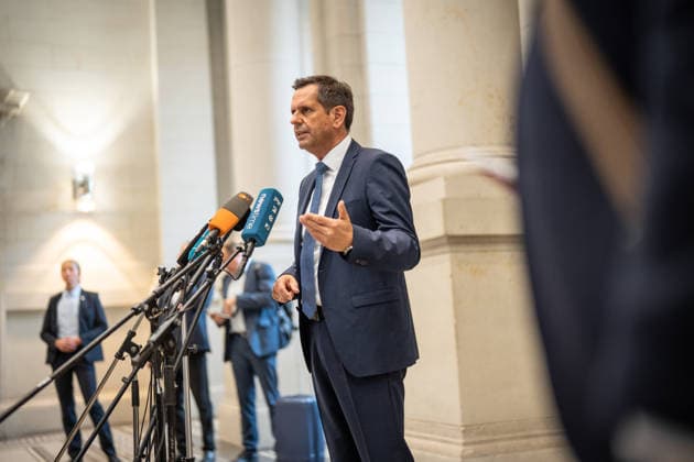 Olaf Lies, Ministerpräsident Niedersachsen, gibt bei seiner Ankunft im Bundesrat ein Pressestatement;Bundesratssitzung vom 12. Juni 2026, Berlin Berlin Deutschland Bundesrat *** Olaf Lies, Minister-President of Lower Saxony, gives a press statement on his arrival at the Bundesrat Bundesrat meeting on June 12, 2026, Berlin Berlin Germany Bundesrat