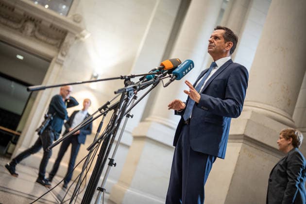 Olaf Lies, Ministerpräsident Niedersachsen, gibt bei seiner Ankunft im Bundesrat ein Pressestatement;Bundesratssitzung vom 12. Juni 2026, Berlin Berlin Deutschland Bundesrat *** Olaf Lies, Minister-President of Lower Saxony, gives a press statement on his arrival at the Bundesrat Bundesrat meeting on June 12, 2026, Berlin Berlin Germany Bundesrat