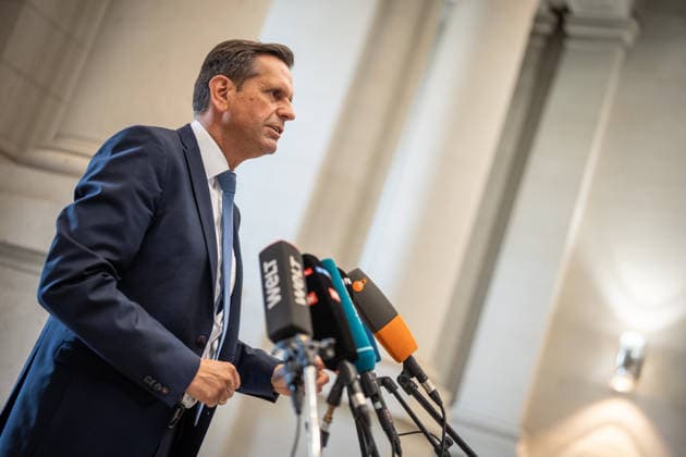 Olaf Lies, Ministerpräsident Niedersachsen, gibt bei seiner Ankunft im Bundesrat ein Pressestatement;Bundesratssitzung vom 12. Juni 2026, Berlin Berlin Deutschland Bundesrat *** Olaf Lies, Minister-President of Lower Saxony, gives a press statement on his arrival at the Bundesrat Bundesrat meeting on June 12, 2026, Berlin Berlin Germany Bundesrat