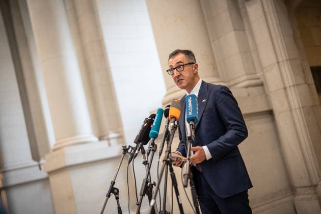 Cem Özdemir, Ministerpräsident von Baden-Württemberg, gibt bei seiner Ankunft im Bundesrat ein Pressestatement;Bundesratssitzung vom 12. Juni 2026, Berlin Berlin Deutschland Bundesrat *** Cem Özdemir, Minister-President of Baden Württemberg, gives a press statement on his arrival at the Bundesrat Bundesrat meeting on June 12, 2026, Berlin Berlin Germany Bundesrat