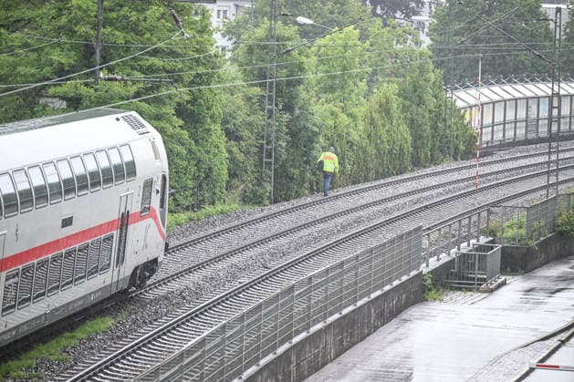 Oberleitung stürzt auf Zug: Großeinsatz in Schwäbisch Gmünd, Eine auf den Zug gestürzte Oberleitung sorgte in Schwäbisch Gmünd für einen Großeinsatz von Feuerwehr, Rettungsdienst und Bundespolizei. Rund 50 Fahrgäste mussten nach der Erdung der Leitung evakuiert werden. Schwäbisch Gmünd Baden-Württemberg Deutschland Schwäbisch Gmünd *** Overhead line falls onto train Major operation in Schwäbisch Gmünd, An overhead line that fell onto the train caused a major operation in Schwäbisch Gmünd involving the fire department, rescue services and federal police Around 50 passengers had to be evacuated after the line was grounded Schwäbisch Gmünd Baden Württemberg Germany Schwäbisch Gmünd Copyright: x xonw-imagesx x-x