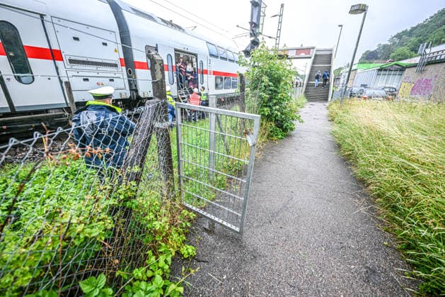 Oberleitung stürzt auf Zug: Großeinsatz in Schwäbisch Gmünd, Eine auf den Zug gestürzte Oberleitung sorgte in Schwäbisch Gmünd für einen Großeinsatz von Feuerwehr, Rettungsdienst und Bundespolizei. Rund 50 Fahrgäste mussten nach der Erdung der Leitung evakuiert werden. Schwäbisch Gmünd Baden-Württemberg Deutschland Schwäbisch Gmünd *** Overhead line falls onto train Major operation in Schwäbisch Gmünd, An overhead line that fell onto the train caused a major operation in Schwäbisch Gmünd involving the fire department, rescue services and federal police Around 50 passengers had to be evacuated after the line was grounded Schwäbisch Gmünd Baden Württemberg Germany Schwäbisch Gmünd Copyright: x xonw-imagesx x-x