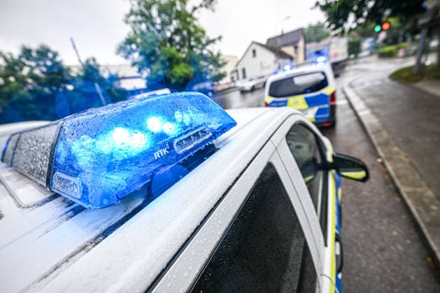 Oberleitung stürzt auf Zug: Großeinsatz in Schwäbisch Gmünd, Eine auf den Zug gestürzte Oberleitung sorgte in Schwäbisch Gmünd für einen Großeinsatz von Feuerwehr, Rettungsdienst und Bundespolizei. Rund 50 Fahrgäste mussten nach der Erdung der Leitung evakuiert werden. Schwäbisch Gmünd Baden-Württemberg Deutschland Schwäbisch Gmünd *** Overhead line falls onto train Major operation in Schwäbisch Gmünd, An overhead line that fell onto the train caused a major operation in Schwäbisch Gmünd involving the fire department, rescue services and federal police Around 50 passengers had to be evacuated after the line was grounded Schwäbisch Gmünd Baden Württemberg Germany Schwäbisch Gmünd Copyright: x xonw-imagesx x-x