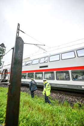 Oberleitung stürzt auf Zug: Großeinsatz in Schwäbisch Gmünd, Eine auf den Zug gestürzte Oberleitung sorgte in Schwäbisch Gmünd für einen Großeinsatz von Feuerwehr, Rettungsdienst und Bundespolizei. Rund 50 Fahrgäste mussten nach der Erdung der Leitung evakuiert werden. Schwäbisch Gmünd Baden-Württemberg Deutschland Schwäbisch Gmünd *** Overhead line falls onto train Major operation in Schwäbisch Gmünd, An overhead line that fell onto the train caused a major operation in Schwäbisch Gmünd involving the fire department, rescue services and federal police Around 50 passengers had to be evacuated after the line was grounded Schwäbisch Gmünd Baden Württemberg Germany Schwäbisch Gmünd Copyright: x xonw-imagesx x-x