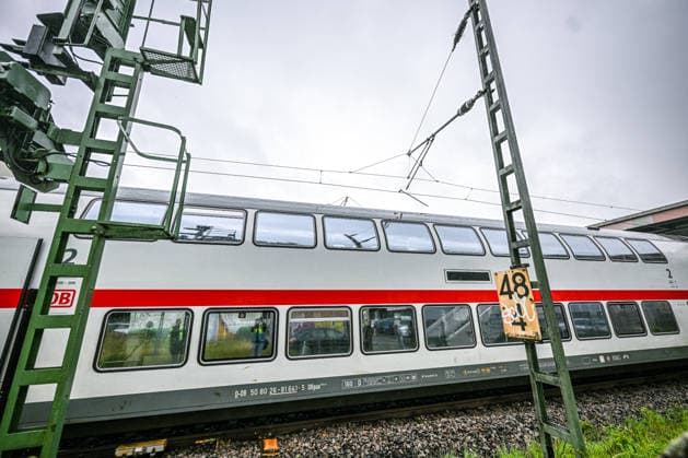 Oberleitung stürzt auf Zug: Großeinsatz in Schwäbisch Gmünd, Eine auf den Zug gestürzte Oberleitung sorgte in Schwäbisch Gmünd für einen Großeinsatz von Feuerwehr, Rettungsdienst und Bundespolizei. Rund 50 Fahrgäste mussten nach der Erdung der Leitung evakuiert werden. Schwäbisch Gmünd Baden-Württemberg Deutschland Schwäbisch Gmünd *** Overhead line falls onto train Major operation in Schwäbisch Gmünd, An overhead line that fell onto the train caused a major operation in Schwäbisch Gmünd involving the fire department, rescue services and federal police Around 50 passengers had to be evacuated after the line was grounded Schwäbisch Gmünd Baden Württemberg Germany Schwäbisch Gmünd Copyright: x xonw-imagesx x-x