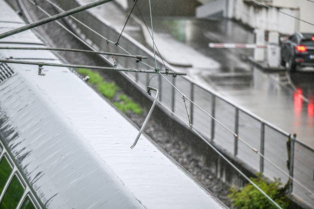 Oberleitung stürzt auf Zug: Großeinsatz in Schwäbisch Gmünd, Eine auf den Zug gestürzte Oberleitung sorgte in Schwäbisch Gmünd für einen Großeinsatz von Feuerwehr, Rettungsdienst und Bundespolizei. Rund 50 Fahrgäste mussten nach der Erdung der Leitung evakuiert werden. Schwäbisch Gmünd Baden-Württemberg Deutschland Schwäbisch Gmünd *** Overhead line falls onto train Major operation in Schwäbisch Gmünd, An overhead line that fell onto the train caused a major operation in Schwäbisch Gmünd involving the fire department, rescue services and federal police Around 50 passengers had to be evacuated after the line was grounded Schwäbisch Gmünd Baden Württemberg Germany Schwäbisch Gmünd Copyright: x xonw-imagesx x-x