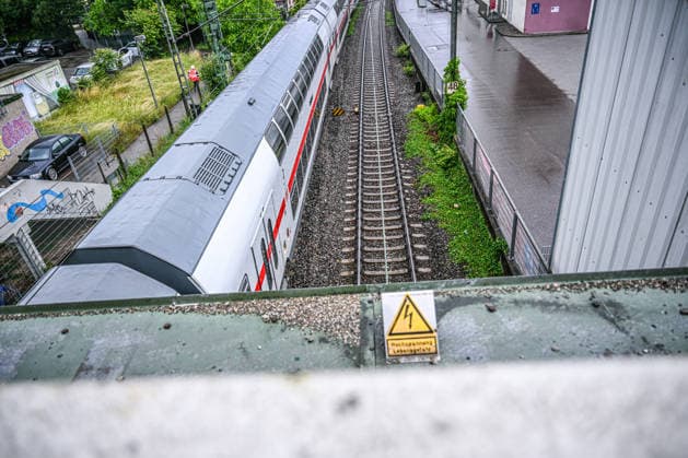 Oberleitung stürzt auf Zug: Großeinsatz in Schwäbisch Gmünd, Eine auf den Zug gestürzte Oberleitung sorgte in Schwäbisch Gmünd für einen Großeinsatz von Feuerwehr, Rettungsdienst und Bundespolizei. Rund 50 Fahrgäste mussten nach der Erdung der Leitung evakuiert werden. Schwäbisch Gmünd Baden-Württemberg Deutschland Schwäbisch Gmünd *** Overhead line falls onto train Major operation in Schwäbisch Gmünd, An overhead line that fell onto the train caused a major operation in Schwäbisch Gmünd involving the fire department, rescue services and federal police Around 50 passengers had to be evacuated after the line was grounded Schwäbisch Gmünd Baden Württemberg Germany Schwäbisch Gmünd Copyright: x xonw-imagesx x-x
