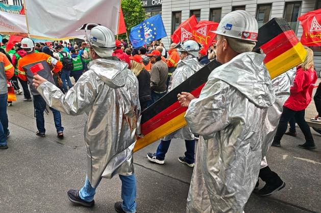 Berlin, Stahlarbeiter demonstrieren Berlin, Deutschland, 12.06.2026: Demo für deutschen Stahl unter dem Motto Stahl hat Zukunft - bei uns : Stahlarbeiter protestieren nach einem Demoaufruf der IG Metall im Berliner Regierungsviertel für besseren Schutz vor billigem Stahl aus China und einen dauerhaften Industriestrompreis *** Berlin, Germany, 12 06 2026 Demo for German steel under the slogan Stahl hat Zukunft bei uns Steel workers protest in Berlins government district for better protection against cheap steel from China and a permanent industrial electricity price following a demonstration call by IG Metall trade union Copyright: xdtsxNachrichtenagenturx dts_122778