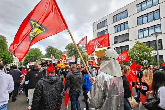 Berlin, Deutschland, 12.06.2026: Demo für deutschen Stahl unter dem Motto Stahl hat Zukunft - bei uns : Stahlarbeiter protestieren nach einem Demoaufruf der IG Metall im Berliner Regierungsviertel für besseren Schutz vor billigem Stahl aus China und einen dauerhaften Industriestrompreis *** Berlin, Germany, 12 06 2026 Demo for German steel under the slogan Stahl hat Zukunft bei uns Steel workers protest in Berlins government district for better protection against cheap steel from China and a permanent industrial electricity price following a demonstration call by IG Metall trade union Copyright: xdtsxNachrichtenagenturx dts_122791