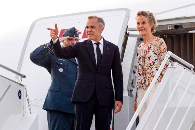 June 11, 2026, Toronto, Ontario, Canada: Le premier ministre Mark Carney et son o pouse, Diana Fox Carney, montent o bord d un avion du gouvernement, o Toronto, le jeudi 11 juin 2026. LA PRESSE CANADIENNE Toronto Canada  - ZUMAc35_ 20260611_zaf_c35_245 Copyright: xChristopherxKatsarovx