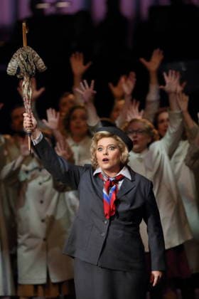 Mirka Wagner und Ensemble während der Fotoprobe für Mokka-Hits und Milchbar-Träume in der Komischen Oper im Schillertheater in Berlin, 11. Juni 2026. Revue von Axel Ranisch und Adam Benzwi. Musikalische Leitung Adam Benzwi. Szenische Einrichtung Axel Ranisch. Bühne Saskia Wunsch. Kostüme Alfred Mayerhofer. Premiere ist am 14. Juni 2026. Komische Oper Berlin Mokka-Hits und Milchbar-Träume *** Mirka Wagner and ensemble during the photo rehearsal for Mokka Hits and Milk Bar Dreams at the Komische Oper im Schillertheater in Berlin, June 11, 2026 Revue by Axel Ranisch and Adam Benzwi Musical direction Adam Benzwi Scenic design Axel Ranisch Stage design Saskia Wunsch Costumes Alfred Mayerhofer Premiere is on June 14, 2026 Komische Oper