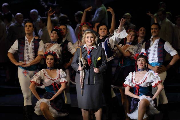Mirka Wagner (vorn mittg) und Johannes Dunz (hinten mittig) sowie Ensemble während der Fotoprobe für Mokka-Hits und Milchbar-Träume in der Komischen Oper im Schillertheater in Berlin, 11. Juni 2026. Revue von Axel Ranisch und Adam Benzwi. Musikalische Leitung Adam Benzwi. Szenische Einrichtung Axel Ranisch. Bühne Saskia Wunsch. Kostüme Alfred Mayerhofer. Premiere ist am 14. Juni 2026. Komische Oper Berlin Mokka-Hits und Milchbar-Träume *** Mirka Wagner front center and Johannes Dunz back center and ensemble during the photo rehearsal for Mokka Hits and Milk Bar Dreams at the Komische Oper im Schillertheater in Berlin, June 11, 2026 Revue by Axel Ranisch and Adam Benzwi Musical direction Adam Benzwi Scenic design Axel Ranisch Stag
