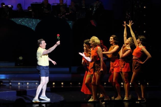 Philipp Meierhöfer und Ensemble während der Fotoprobe für Mokka-Hits und Milchbar-Träume in der Komischen Oper im Schillertheater in Berlin, 11. Juni 2026. Revue von Axel Ranisch und Adam Benzwi. Musikalische Leitung Adam Benzwi. Szenische Einrichtung Axel Ranisch. Bühne Saskia Wunsch. Kostüme Alfred Mayerhofer. Premiere ist am 14. Juni 2026. Komische Oper Berlin Mokka-Hits und Milchbar-Träume *** Philipp Meierhöfer and ensemble during the photo rehearsal for Mokka Hits and Milk Bar Dreams at the Komische Oper im Schillertheater in Berlin, June 11, 2026 Revue by Axel Ranisch and Adam Benzwi Musical direction Adam Benzwi Scenic design Axel Ranisch Stage design Saskia Wunsch Costumes Alfred Mayerhofer Premiere is on June 14, 2026