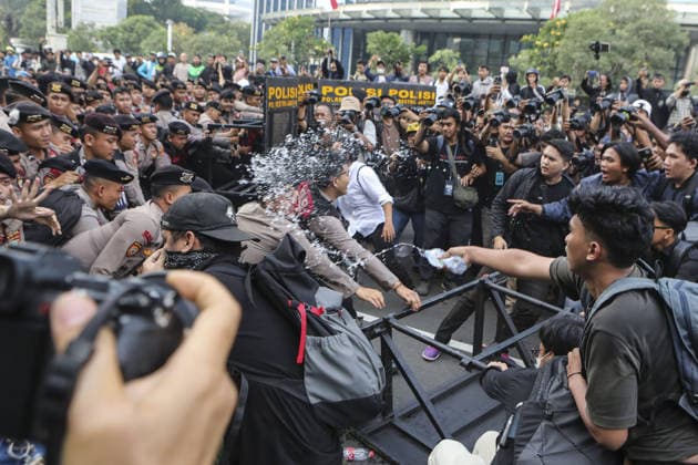 Protest in Jakarta, Indonesia JAKARTA, INDONESIA - JUNE 12: Demonstrators clash with police officers during a protest at in Jakarta, Indonesia, on June 12, 2026. Protesters criticized several government policies and called for lower prices of basic goods and fuel, an end to alleged wasteful state spending, the termination of the Free Nutritious Meals (MBG) program and Merah Putih Village Cooperative project, and end to military involvement in civilian affairs. Agoes Rudianto Anadolu Jakarta Indonesia. Editorial use only. Please get in touch for any other usage.  Copyright: x2026xAnadoluxAgoesxRudiantox