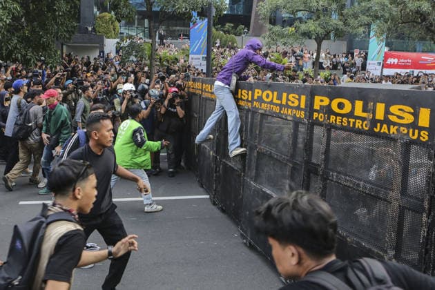 Protest in Jakarta, Indonesia JAKARTA, INDONESIA - JUNE 12: Demonstrators clash with police officers during a protest at in Jakarta, Indonesia, on June 12, 2026. Protesters criticized several government policies and called for lower prices of basic goods and fuel, an end to alleged wasteful state spending, the termination of the Free Nutritious Meals (MBG) program and Merah Putih Village Cooperative project, and end to military involvement in civilian affairs. Agoes Rudianto Anadolu Jakarta Indonesia. Editorial use only. Please get in touch for any other usage.  Copyright: x2026xAnadoluxAgoesxRudiantox