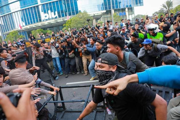 Student Protest Against Various Indonesian Government Policies JAKARTA, INDONESIA JUNE 12, 2026: Students take part in a protest in Jakarta, Indonesia. The demonstrators demand that the government stop wasteful state budget spending, lower the prices of basic necessities and fuel, stop the Free Nutritious Meals Program (MBG) and the development of Red and White Village Cooperatives (KDMP), end militarism in civilian affairs, and acknowledge its mistakes instead of denying responsibility. Jakarta Jakarta Indonesia Copyright: x xDwixPrasetyax xJNAxPressx