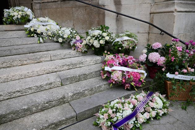 Fleurs et couronnes lors des obèques de Bernadette Chirac devant la Basilique Sainte Clotilde à Paris le 12 juin 2026 Jacovides Liewig Bestimage Flowers and wreaths at Bernadette Chiracs funeral outside the Basilica of Sainte Clotilde in Paris on 12 June 2026 Paris France  Copyright: xJacovidesx xLiewigx xBestimagexJacovidesx xLiewigx xBestimagex