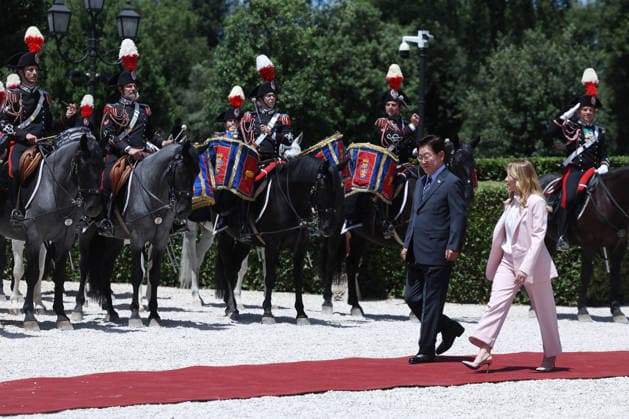 IPA85605925 - Rome, Italy June 12, 2026: At Villa Pamphilj, Prime Minister Giorgia Meloni meets with the President of the Republic of Korea, Lee Jae Myung. The meeting reaffirms the strength of bilateral relations and the shared commitment to strengthening cooperation between Italy and Korea in key areas of strategic interest.  Copyright: xmarcoxiacobuccix xmarcoxiacobuccix 85605925