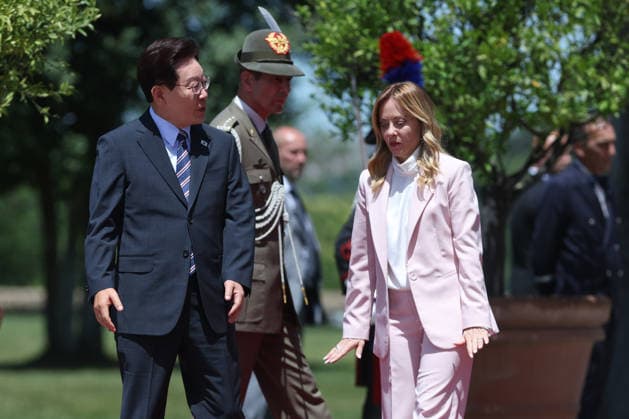 IPA85605886 - Rome, Italy June 12, 2026: At Villa Pamphilj, Prime Minister Giorgia Meloni meets with the President of the Republic of Korea, Lee Jae Myung. The meeting reaffirms the strength of bilateral relations and the shared commitment to strengthening cooperation between Italy and Korea in key areas of strategic interest.  Copyright: xmarcoxiacobuccix xmarcoxiacobuccix 85605886