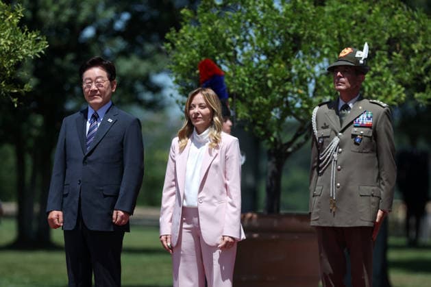 IPA85605904 - Rome, Italy June 12, 2026: At Villa Pamphilj, Prime Minister Giorgia Meloni meets with the President of the Republic of Korea, Lee Jae Myung. The meeting reaffirms the strength of bilateral relations and the shared commitment to strengthening cooperation between Italy and Korea in key areas of strategic interest.  Copyright: xmarcoxiacobuccix xmarcoxiacobuccix 85605904