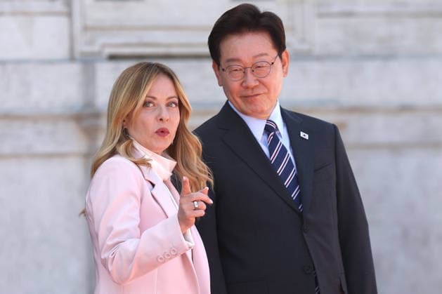 IPA85605910 - Rome, Italy June 12, 2026: At Villa Pamphilj, Prime Minister Giorgia Meloni meets with the President of the Republic of Korea, Lee Jae Myung. The meeting reaffirms the strength of bilateral relations and the shared commitment to strengthening cooperation between Italy and Korea in key areas of strategic interest.  Copyright: xmarcoxiacobuccix xmarcoxiacobuccix 85605910