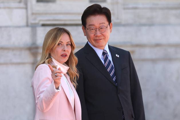 IPA85605912 - Rome, Italy June 12, 2026: At Villa Pamphilj, Prime Minister Giorgia Meloni meets with the President of the Republic of Korea, Lee Jae Myung. The meeting reaffirms the strength of bilateral relations and the shared commitment to strengthening cooperation between Italy and Korea in key areas of strategic interest.  Copyright: xmarcoxiacobuccix xmarcoxiacobuccix 85605912