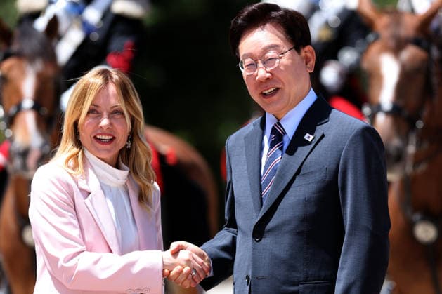IPA85605914 - Rome, Italy June 12, 2026: At Villa Pamphilj, Prime Minister Giorgia Meloni meets with the President of the Republic of Korea, Lee Jae Myung. The meeting reaffirms the strength of bilateral relations and the shared commitment to strengthening cooperation between Italy and Korea in key areas of strategic interest.  Copyright: xmarcoxiacobuccix xmarcoxiacobuccix 85605914