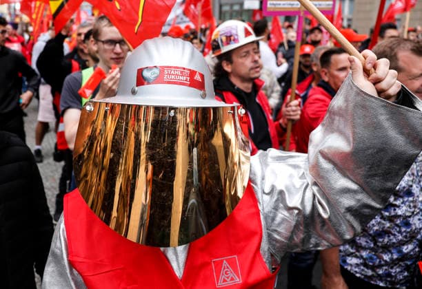 IG Metall Demo Ein Stahlarbeiter in Schutzkleidung demonstriert während einer IG Metall Demo für die Zukunft der Stahlindustrie, am Bundesministerium für Wirtschaft und Klimaschutz, Berlin, 12.06.2026. Berlin Berlin Deutschland *** IG Metall demo A steel worker in protective clothing demonstrates during an IG Metall demo for the future of the steel industry, at the Federal Ministry of Economics and Climate Protection, Berlin, 12 06 2026 Berlin Berlin Germany