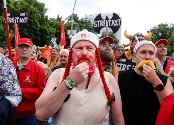 IG Metall Demo Als Obelix und Asterix verkleidete Stahlarbeiter demonstrieren während einer IG Metall Demo für die Zukunft der Stahlindustrie, am Bundesministerium für Wirtschaft und Klimaschutz, Berlin, 12.06.2026. Berlin Berlin Deutschland *** IG Metall demo Steel workers dressed as Obelix and Asterix demonstrate during an IG Metall demo for the future of the steel industry, at the Federal Ministry of Economics and Climate Protection, Berlin, 12 06 2026 Berlin Berlin Germany