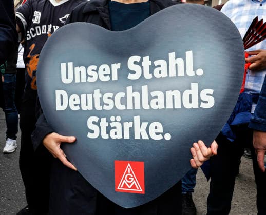 IG Metall Demo Stahlarbeiter demonstrieren während einer IG Metall Demo für die Zukunft der Stahlindustrie, am Bundesministerium für Wirtschaft und Klimaschutz, Berlin, 12.06.2026. Berlin Berlin Deutschland *** IG Metall demo Steel workers demonstrate during an IG Metall demo for the future of the steel industry, at the Federal Ministry of Economics and Climate Protection, Berlin, 12 06 2026 Berlin Berlin Germany