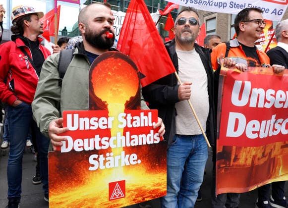 IG Metall Demo Stahlarbeiter demonstrieren während einer IG Metall Demo für die Zukunft der Stahlindustrie, am Bundesministerium für Wirtschaft und Klimaschutz, Berlin, 12.06.2026. Berlin Berlin Deutschland *** IG Metall demo Steel workers demonstrate during an IG Metall demo for the future of the steel industry, at the Federal Ministry of Economics and Climate Protection, Berlin, 12 06 2026 Berlin Berlin Germany