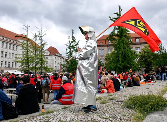 IG Metall Demo Ein Stahlarbeiter in Schutzkleidung demonstriert während einer IG Metall Demo für die Zukunft der Stahlindustrie, am Bundesministerium für Wirtschaft und Klimaschutz, Berlin, 12.06.2026. Berlin Berlin Deutschland *** IG Metall demo A steel worker in protective clothing demonstrates during an IG Metall demo for the future of the steel industry, at the Federal Ministry of Economics and Climate Protection, Berlin, 12 06 2026 Berlin Berlin Germany
