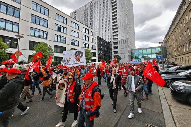 Berlin, Deutschland, 12.06.2026: Demo für deutschen Stahl unter dem Motto Stahl hat Zukunft - bei uns : Stahlarbeiter protestieren nach einem Demoaufruf der IG Metall im Berliner Regierungsviertel für besseren Schutz vor billigem Stahl aus China und einen dauerhaften Industriestrompreis *** Berlin, Germany, 12 06 2026 Demo for German steel under the slogan Stahl hat Zukunft bei uns Steel workers protest in Berlins government district for better protection against cheap steel from China and a permanent industrial electricity price following a demonstration call by IG Metall trade union Copyright: xdtsxNachrichtenagenturx dts_122804