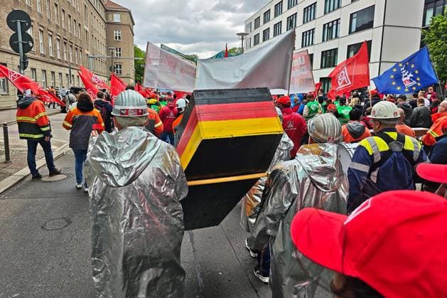 Berlin, Deutschland, 12.06.2026: Demo für deutschen Stahl unter dem Motto Stahl hat Zukunft - bei uns : Stahlarbeiter protestieren nach einem Demoaufruf der IG Metall im Berliner Regierungsviertel für besseren Schutz vor billigem Stahl aus China und einen dauerhaften Industriestrompreis *** Berlin, Germany, 12 06 2026 Demo for German steel under the slogan Stahl hat Zukunft bei uns Steel workers protest in Berlins government district for better protection against cheap steel from China and a permanent industrial electricity price following a demonstration call by IG Metall trade union Copyright: xdtsxNachrichtenagenturx dts_122806