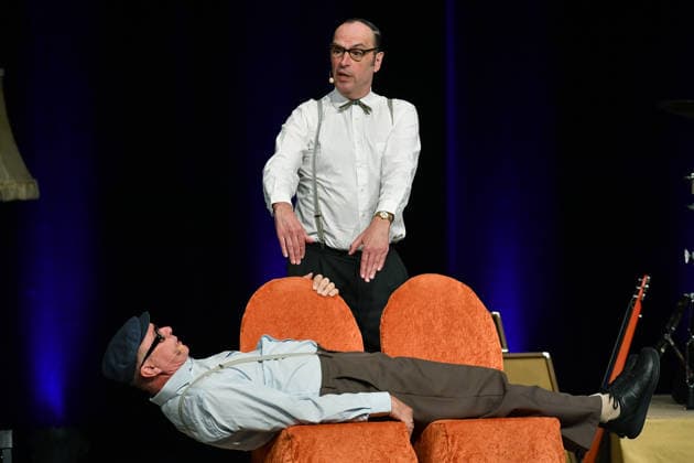 Herbert Knebels Affentheater - Voll Karacho! am 11.06.2026 in der Mathias-Jakobs-Stadthalle in Gladbeck Herbert Knebel ( Uwe Lyko ), vorne - und Ernst Pichl ( Martin Breuer ), hinten - stehen am 11.06.2026 in der Mathias-Jakobs-Stadthalle in Gladbeck auf der Bühne *** Herbert Knebels Affentheater Voll Karacho on 11 06 2026 in the Mathias Jakobs Stadthalle in Gladbeck Herbert Knebel Uwe Lyko , front and Ernst Pichl Martin Breuer , back are on stage on 11 06 2026 in the Mathias Jakobs Stadthalle in Gladbeck xRx